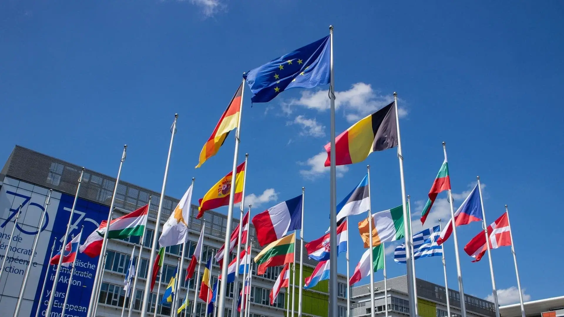 Banderas de la Unión Europea e instituciones parlamentarias